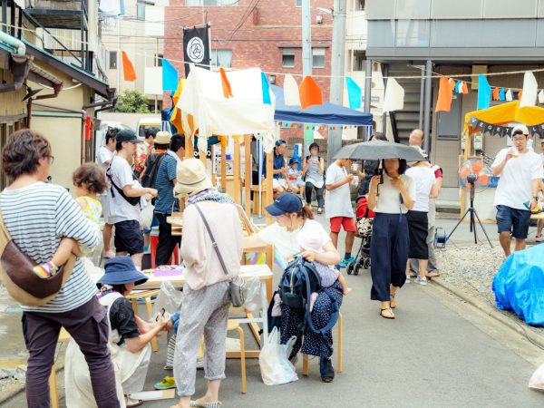 宿場町まるしぇの様子。幅広い年代の人が集まり、住宅街ににぎわいが生まれる