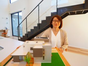 ▲「人生100年時代となれば、60代も80代も“同じ高齢者”としてひとくくりにするのはおかしいですよね？そこで『五世代』では、イマドキの20代・40代・60代・80代のそれぞれの世代の生活にマッチした暮らし方を考え、各ユニットに新しいアイデアを取り入れました。1つのユニット自体は決して広くはありませんが、共有スペースとして大空間を設けることで各世帯を心地良くつなげつつ、プライバシーや快適さを守る設計になっています」と伊藤さん