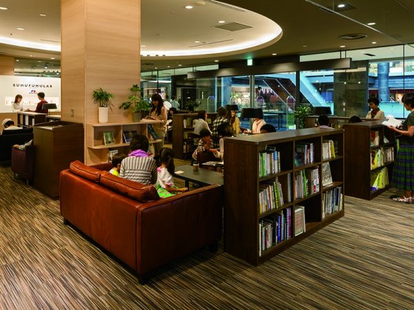 たくさんの人が寛ぐ、ブックカフェのような雰囲気だ（提供：積水ハウス）