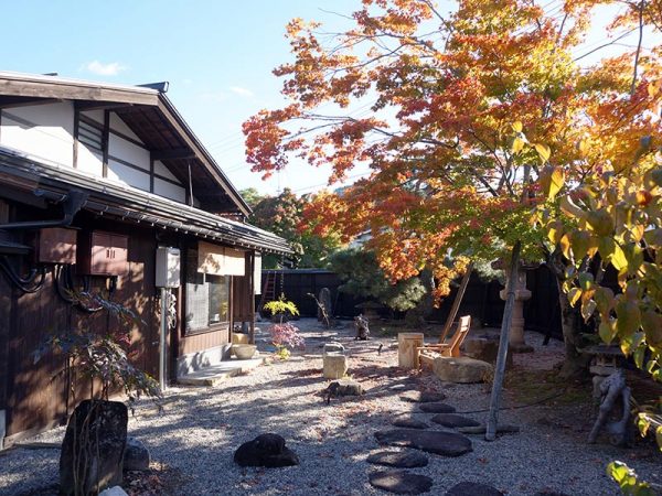 2018年に完成した「大日の宿」。草が生え荒れ果てていた庭を手入れし日本庭園を造り上げた。宿のお風呂からは浴槽につかりながらライトアップされた庭を眺めることができる。「宿泊施設ができたことで可能性が広がった」と石原さん。この場所を拠点とした観光に今後力を入れていく予定だ