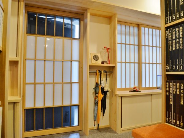 すり上げすり下げ障子が設置された玄関ドアから、中に入ると土間が。ここで来客を一旦受け止めたり、居住空間につながる扉を閉めて空気の断熱層をつくったり。土間の果たす役割は大きい