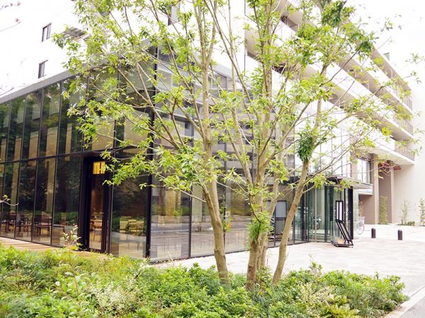 緑豊かなプライムメゾン江古田の杜。プロムナードに面したリブインラボ棟は、地域にひらかれたオープンな設計となっている