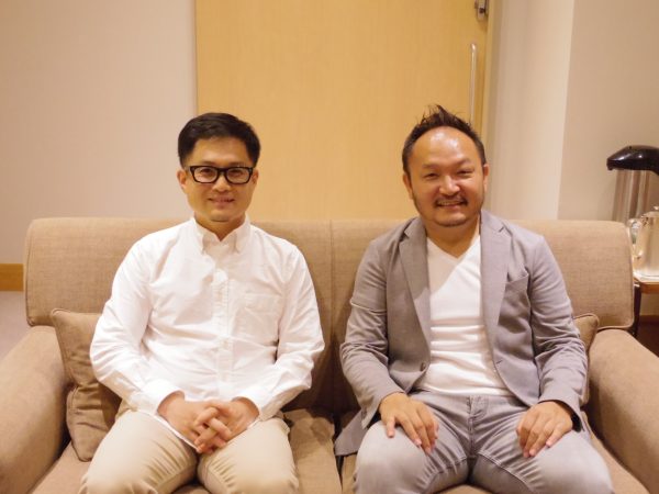 主催した熊本県不動産鑑定士協会の江口泰史さん（左）と、大島芳彦氏（右）。「まちの価値と不動産の価値が乖離していると感じることは多々あります。私達は職業柄、立地や地形、地域性などで不動産を評価しまう感覚がまだまだ強くて。これからの時代のものの捉え方を、同じ鑑定士仲間やまちの人たちと共有したいと考え、大島さんに講演を依頼しました。」と江口さん（写真：山口）