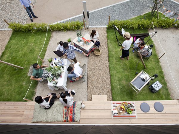 家の前の庭もリビングの続きのよう。〝ソトリビ〟の使い方は自由（提供：株式会社LIV　はるひの事務局)