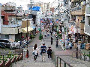 夕やけだんだん。階段を下り切ったところに商店街があり、直交するようにかつての川跡が商店街などとなっている