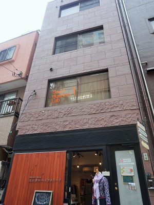 SBL1の外観。築古ビルを借りて一部改築。1階はショップで4、5階はシェアハウスだ