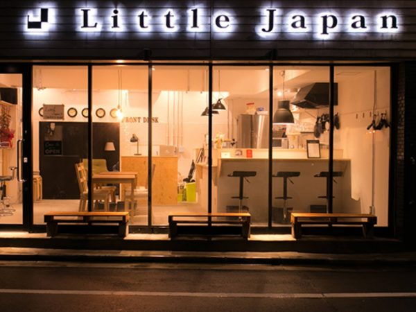 2017年、柚木氏が浅草橋の空きビルを借りて立ち上げたゲストハウス/カフェ&バー「Little Japan」
