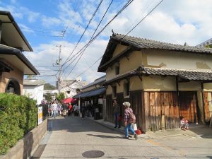 通り右手が難波から移転してきた料理店。祭りの日とあって賑わっていた