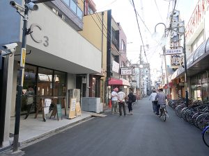 南海電鉄萩ノ茶屋駅から徒歩5分程度。ブロックとガラスドアが開放的な外観