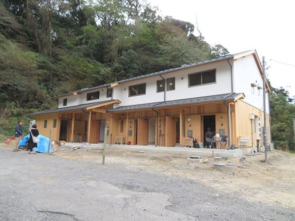 高台、緑の中に建つ西御門プロジェクトの第一号建物、4戸の連棟式