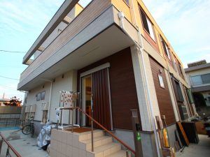 ハウスの外観。住宅用に3分割されていた土地を、不動産業者に頼んでひとつにまとめてもらってから買ったという