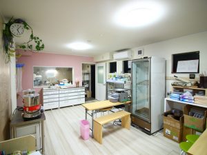 障がい者の作業所「ウイズタイム」が1階にある