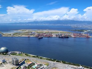 咲洲から夢洲を望む