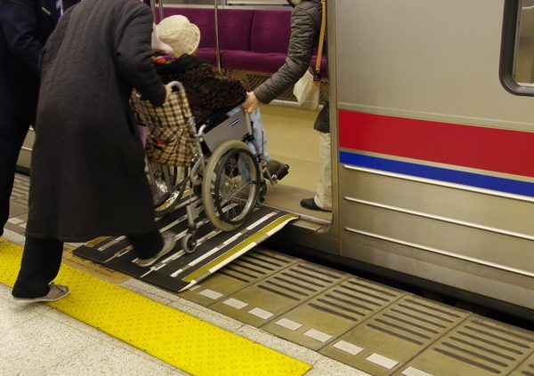 改正されたバリアフリー新法がうまく活用されれば、高齢者や障がい者が快適に移動できるだけでなく、<br>より温かみのある社会になるはずだ