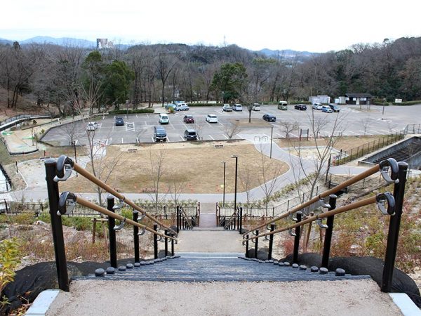 『アスムテラス豊田平戸橋』から階段を降りると、そのまま「前田公園」につながる。<br>「ふれあいパーク」として芝生広場とソメイヨシノの散歩道を一緒に整備した