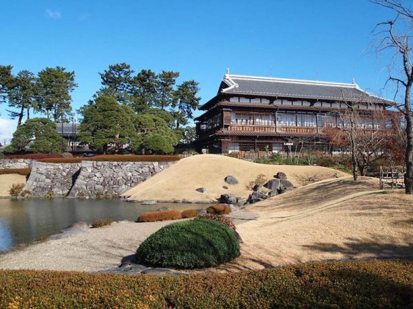 南側から見た臨江閣。右側が別館、左側、木の奥に本館がある