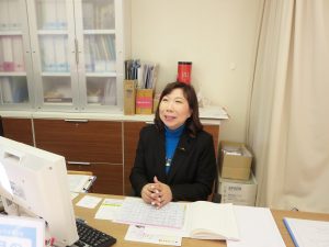 横浜みなとみらいにある住宅展示場「横浜ホームコレクション」で長年、来場者の相談に乗ってきた住まいづくりコンシェルジュの門田玲子氏。どこのハウスメーカーにも属さない中立の立場でアドバイスをする