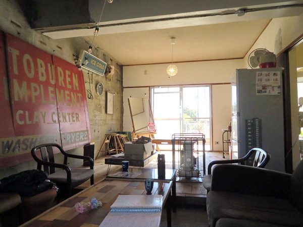 １階の共用スペースとして使われている部屋。この部屋は漆原氏がDIYした