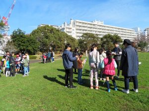 グループごとに立ち止まった場所で見えるもの、その意味などを学生スタッフが説明する