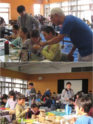 作業風景。こどもたちと学生の楽しそうなやりとりがあちこちで展開されている。上の写真で右の青いシャツの男性が三原氏