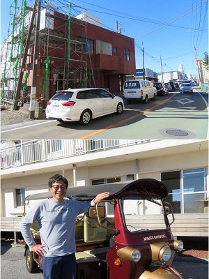 現在改装中のクリニック、トゥクトゥクと漆原氏。以前は結婚式場の送迎に使われていたものらしい