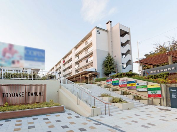 1971年の高度経済成長期に管理開始となった、5 階建て55棟・2,127戸の豊明団地。</br>その豊明団地を舞台に、『けやきいきいきプロジェクト』と銘打った地域包括ケアシステムづくりが進められている