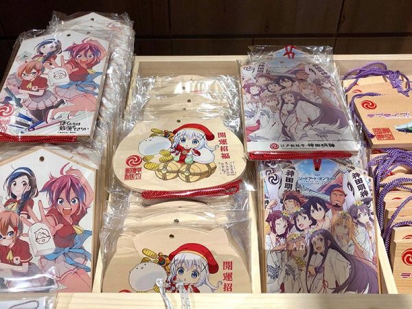 人気アニメとコラボした絵馬
