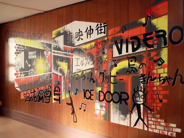 5階の部屋に描かれたオヨヨ通りの記憶の壁画