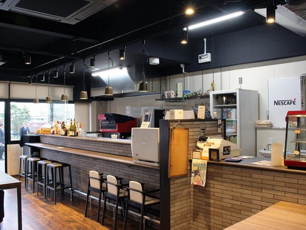 「グルッポ ふじとう」内のコミュニティカフェ・g café Fujito。カフェとして憩いの場であると共に、まちの情報を受発信する場としての役割も担う