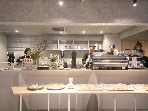 「SAI」は長崎市内でメインの商店街のそばにある。カフェスペースは誰でも利用できる。ブルーボトルコーヒージャパンの初代リードバリスタの向山岳氏が監修。「コーヒーは世界の共通語」と大瀬良さん