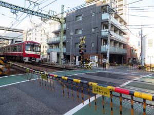 踏切を渡った向こうが清水横丁。石畳の、ほんの短い横丁である