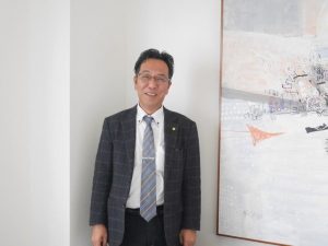 20代は研究職に従事し、スマートフォンに使われる物質で特許まで取得した森田さん。「地道な研究に失敗はつきものでした。だから、今でもうまくいなかければ別の方法を考えて何度でもチャレンジできるのかもしれません」と優しい笑顔で話す