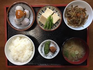 地元産の食材が魅力の「せせらぎ定食」（800円）。他に冬は「おきりこみ」（800円）も人気