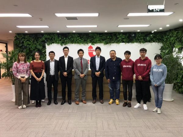 今回、ジェイ・エス・ビーは、グループ企業で⼊居募集と建物管理を担当する株式会社ジェイ・エス・ビー・ネットワークと共にUhomesとの提携を果たした。昨年の6⽉、Uhomesの印建坤代表がジェイ・エス・ビー東京本部を訪れ、ジェイ・エス・ビー・ネットワークの岡⽥健⼀社⻑と会談、そして11⽉からの本格稼働となった