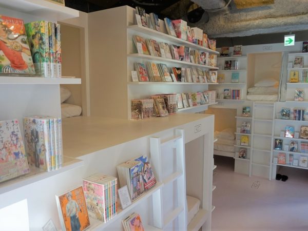 ドミトリーはマンガに囲まれている。表紙の美しさも選定ポイントなので、美術館のような贅沢な空間にも感じる