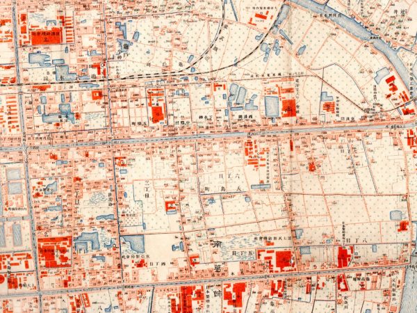 1915年の大日本帝国陸地測量部地図。赤が工場。上半分が本所、下半分が深川。