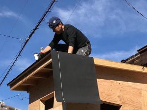 古い平屋の改修作業をするアラタ・クールハンドさん。最初の平屋に住み始めた20年ほど前、和室の畳を上げて自分で洋間に改装したことがDIYのきっかけだ。その後天井裏に入って断熱材を入れたり庭にデッキを設えたりと、少しずつ体得していった。時にプロの助けも借りながら転居の都度一棟一棟やって覚え、現在の古家再生に至ったそう（提供写真）