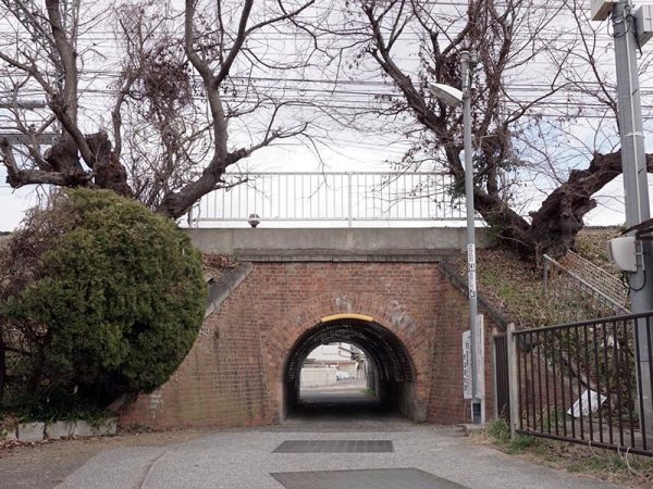 暗渠は今でも利用されており、懐かしい景観を作り出している