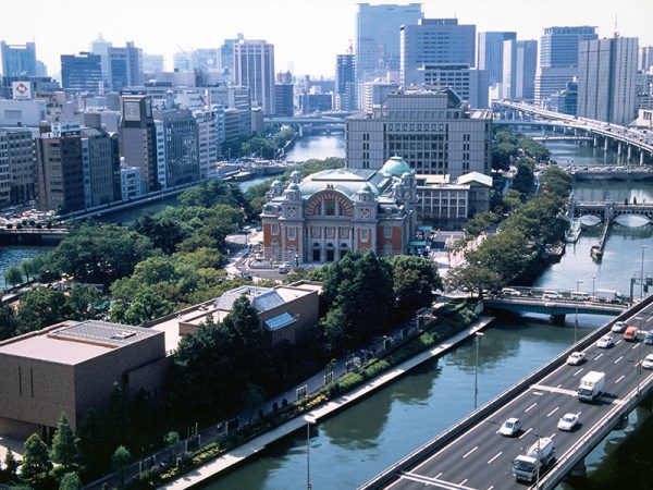 中之島遠景。右手に堂島川、左手に土佐堀川が流れる（写真提供：大阪市中央公会堂）