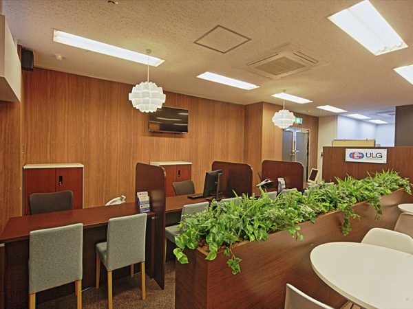 ジェイ・エス・ビーグループは、 2017 年 8 ⽉に、外国⼈留学⽣専⾨の賃貸ブランド「UniLifeGlobal（ユニライフグローバル）」を⽴ち上げ、1号店を東京都新宿区⾼⽥⾺場に出店している。⽇本語学校が多いので、この地を選んだそうだ。このようなリアル店舗があることも、留学⽣にとっては安⼼材料になる