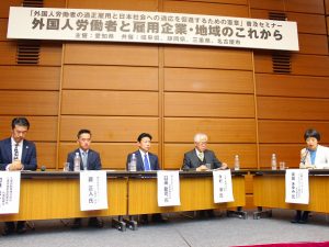 右から、三菱UFJリサーチ＆コンサルティング主任研究員 南田氏、日高工業会長 今村氏、キョウワ社長 臼田氏、エス・ティー・シー人事部部長 藤氏、三重県南部自動車学校社長　加藤氏