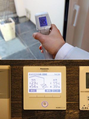 【写真上】真冬日でも窓際の温度は22.5℃。トリプルガラスなので、結露もほぼないという。ちなみにモデルハウスのすぐ横は高架線路があり電車が走っているが、室内にいるとほとんど電車の音は聞こえないくらい遮音性にも優れている。<br><br>

【写真下】家じゅうの空気環境が一目でわかるモニター。どの時間帯でもほぼ20℃以上を保っている