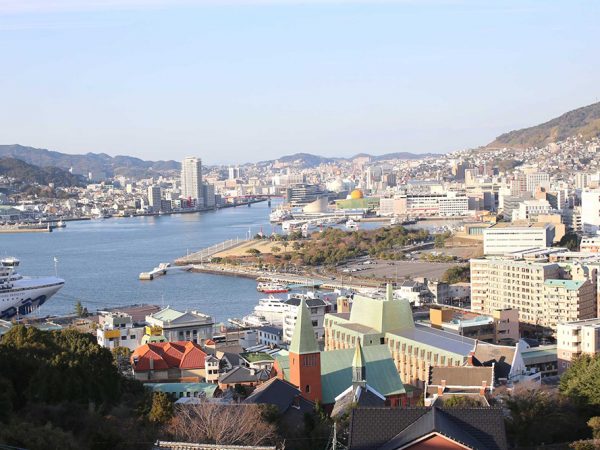 南山手伝統的建造物群保存地区の景色。長崎湾から山手まで一望できる