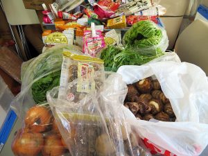 取材させていただいたのは2018年の最後の営業日。多くの人が引き取りに来るからと食料品が積み上げられていた。手前は地元の男性が届けてくれた野菜