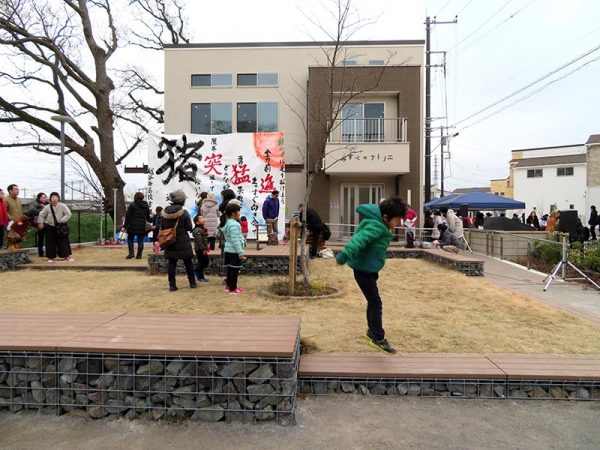 公園と自治会館。お披露目の日には地元高校生による書で彩られた