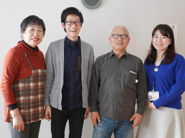 中田京佑さんを囲んで笑顔を見せる堺典子さん（左）と加賀谷則昭さん。北星学園大学の鈴木峰子さん（右）も効果を実感している