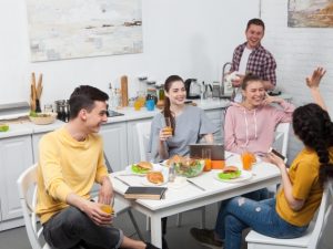 ▲日本の人口減少が叫ばれる中、外国人入居者は賃貸住宅業界にとって「大切にしたい顧客」だ。特に、外国人留学生の場合は学校が身元保証を行ってくれるほか、近年日本人顧客が離れつつある“昔ながらのアパート”にも関心を示してくれるため、地方都市の賃貸物件との親和性も高い。そのため“いかに外国人入居者を受け入れる賃貸物件を増やしていくか？”が各不動産会社に求められている。※写真はイメージ