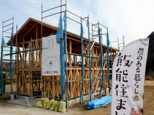 制度を利用して建築中の家。のぼりを立てて、「飯能住まい」をアピールしている