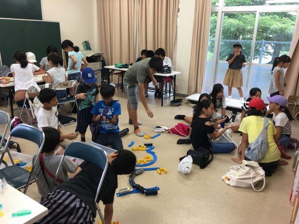 学校帰りの子供たちでにぎわう茶山台としょかん
