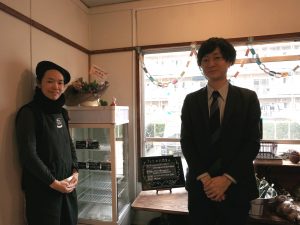 お話を聞かせてくださった、大阪府住宅供給公社　総務企画部の小原旭登主事と、やまわけキッチンの仕掛け人で、NPO法人SEINの代表理事でもある湯川まゆみさん